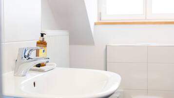 Doppelzimmer | Badezimmer | Dusche, Haartrockner, Handtücher