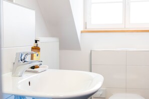 Quarto casal | Banheiro | Chuveiro, secador de cabelo, toalhas de banho 