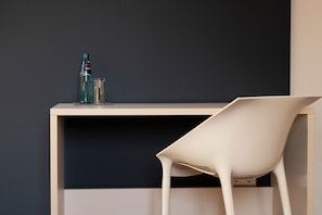 Habitación doble | Decoración personalizada, escritorio y espacio para trabajar con laptop