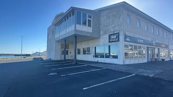 Vista frontal de la propiedad