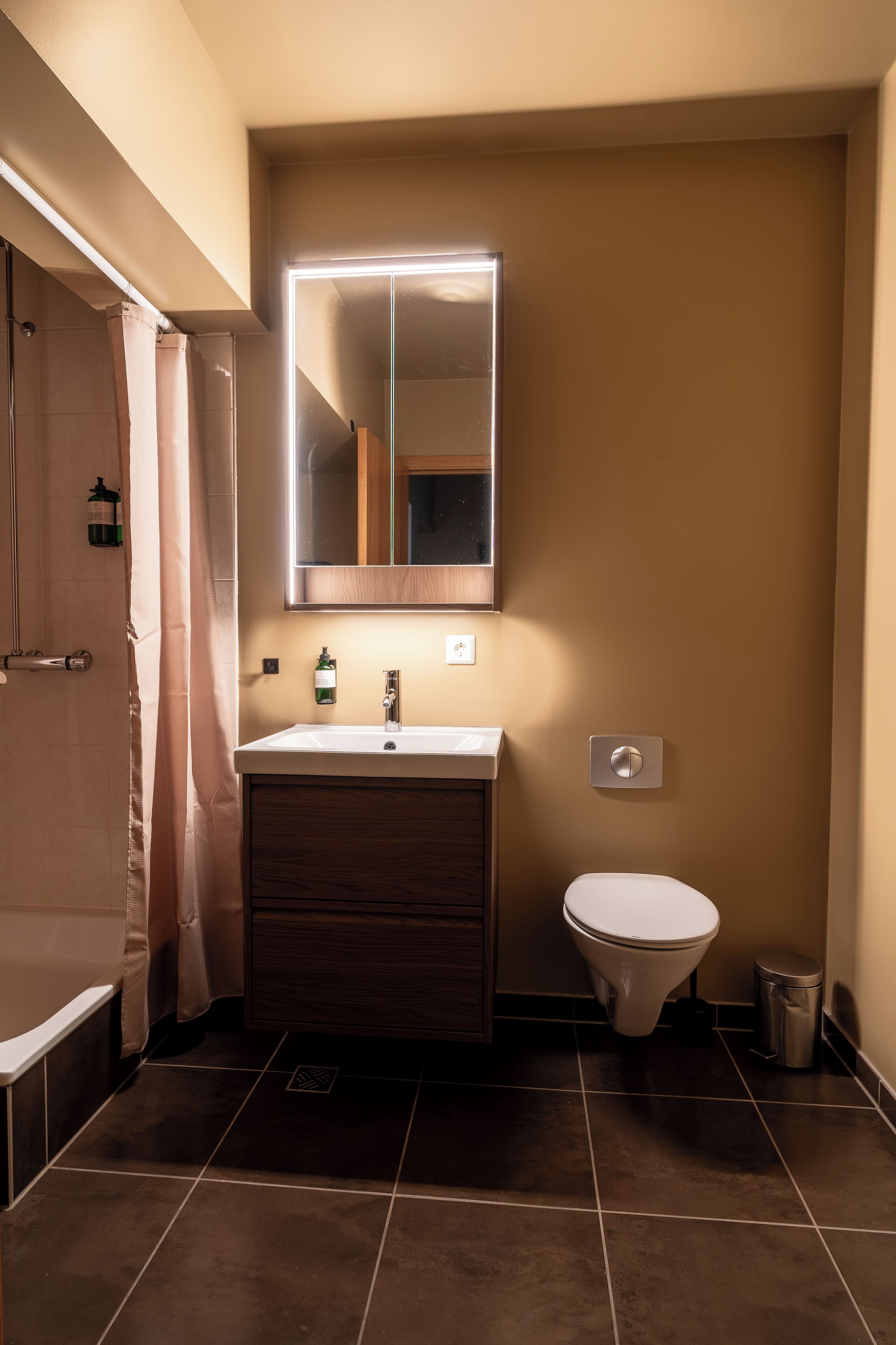 Dusche, kostenlose Toilettenartikel, Haartrockner, Handtücher