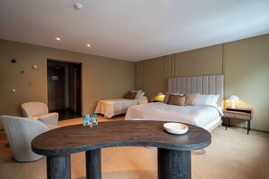 Habitación triple Deluxe, vistas a la montaña | Cortinas opacas, sistema de insonorización, cunas gratuitas