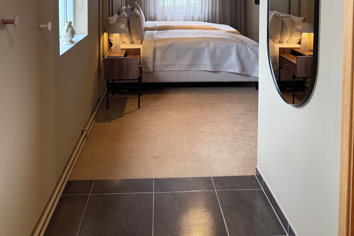 Small double room without kitchen facilities | Cortinas blackout, insonorización, cunas gratuitas y wifi gratis
