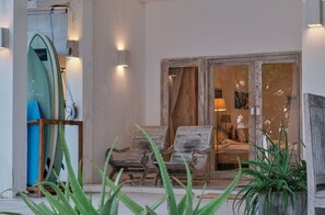 Twin Bedroom Sea View | Värdeförvaringsskåp på rummet, skrivbord och mörkläggningsgardiner