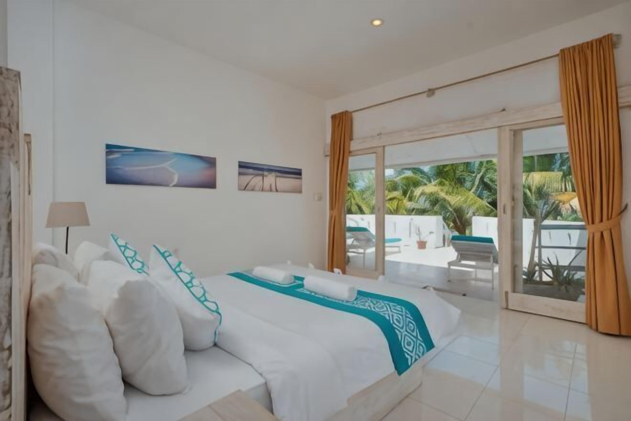 Een kluis op de kamer, een bureau, verduisterende gordijnen, gratis wifi