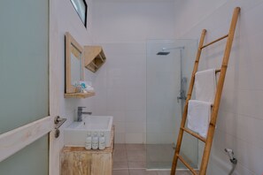 Habitació Deluxe | Bany | Dutxa, articles de tocador gratuïts, tovalloles i sabó 