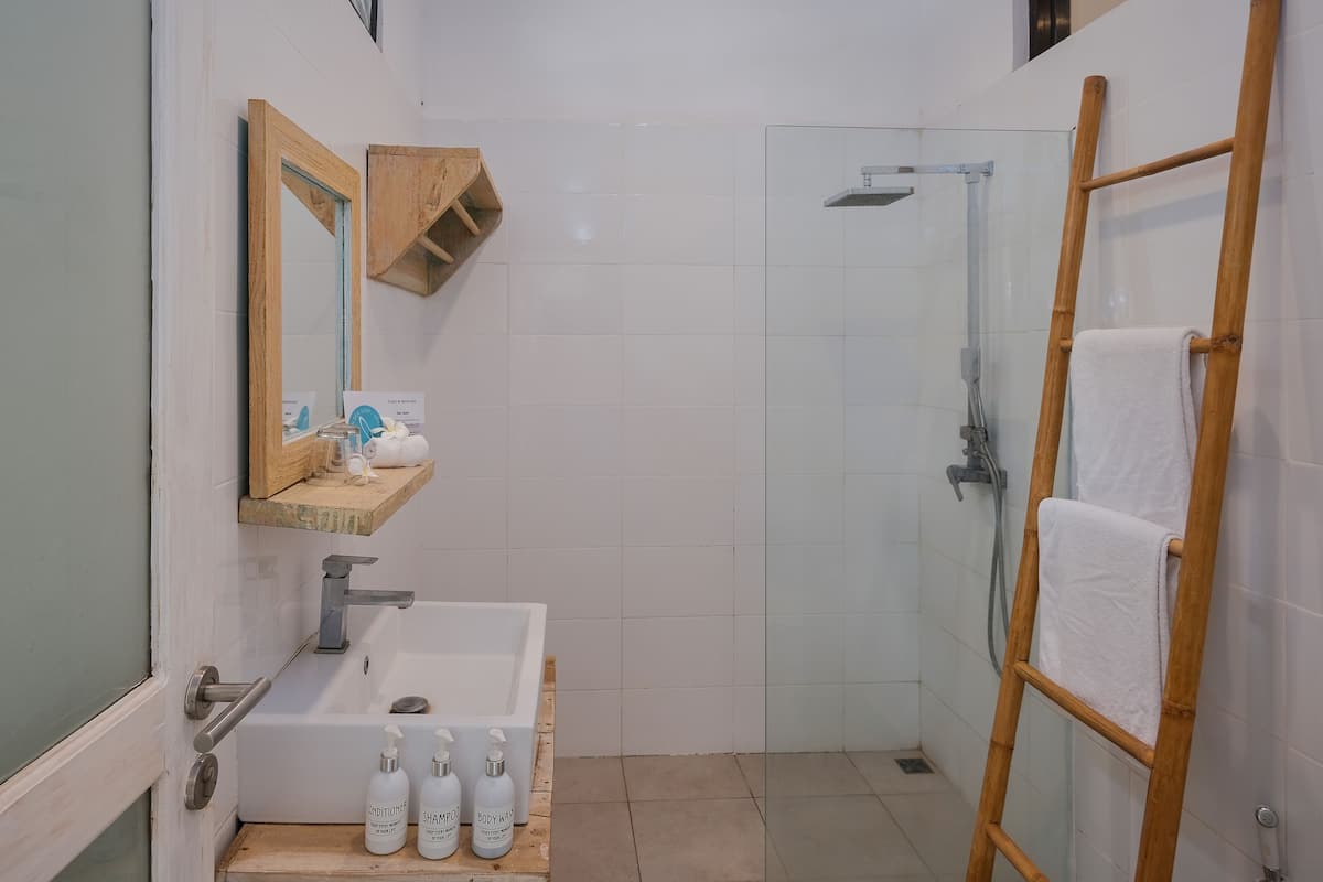 Shower, free toiletries, towels, soap