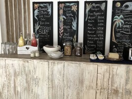 供应早餐、午餐和晚餐，本地与国际菜