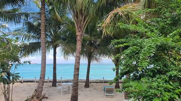 Breakfast, lunch, dinner served; local and international cuisine