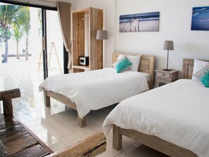 Ocean One Twin Bedroom | 1 bilik tidur, peti besi dalam bilik, meja, langsir/tirai gelap terus