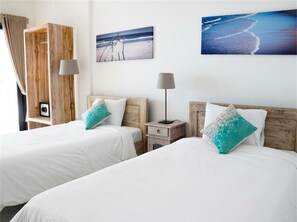 Ocean One Twin Bedroom | Coffre-fort, bureau, rideaux d’obscurcissement, accès au Wi-Fi (inclus)