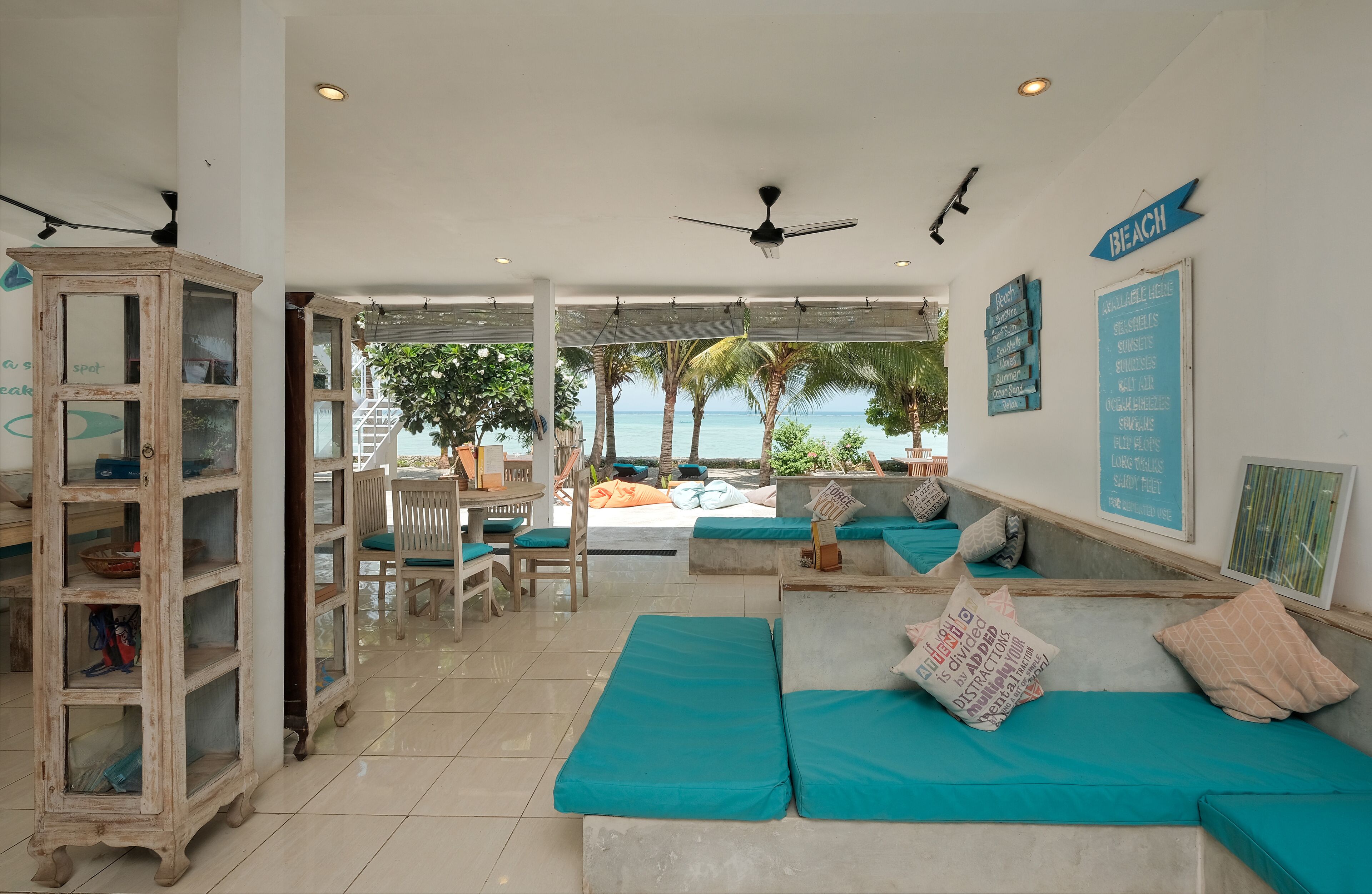 供应早餐、午餐和晚餐，本地与国际  菜