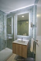 Artículos de tocador gratuitos, secador de pelo, bidet, toallas