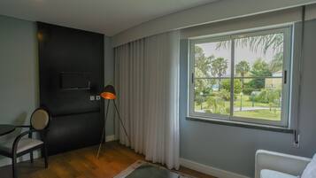 Bureau, rideaux occultants, lits bébé (gratuits), Wi-Fi gratuit