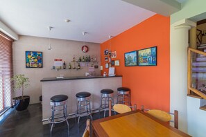 Bar (trong khuôn viên)