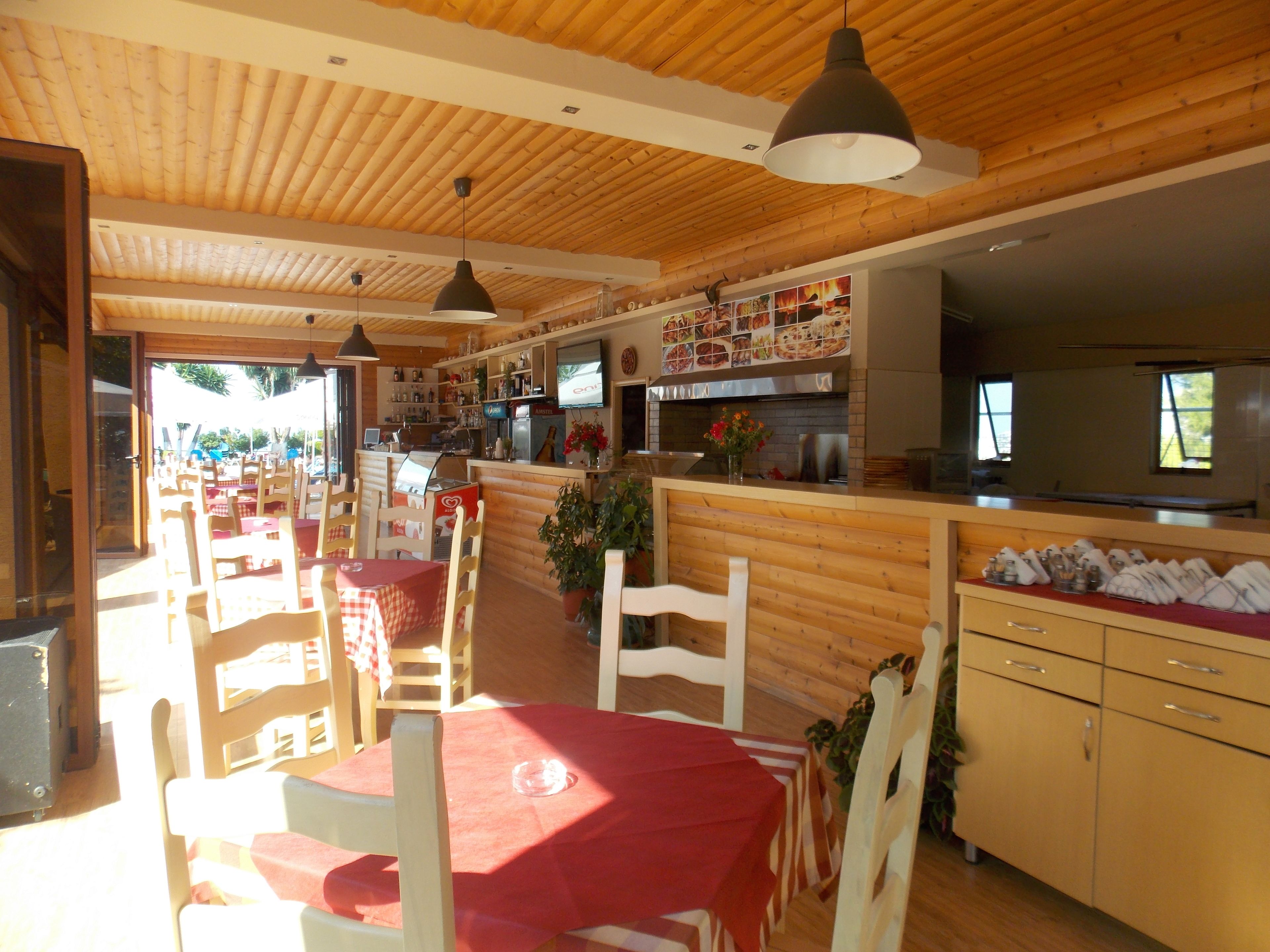 2 Bars/Lounges, Poolbar