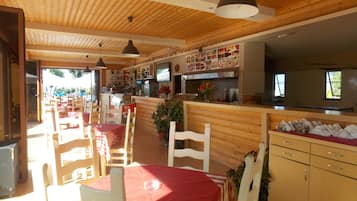 2 Bars/Lounges, Poolbar