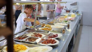 Una mesa de buffet con diferentes alimentos y utensilios.