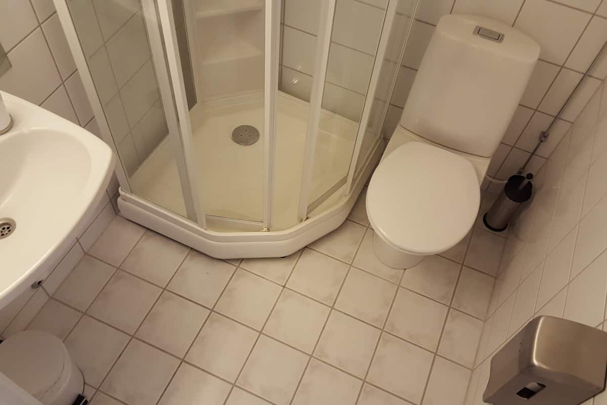 suite, 2 bedrooms, sea view | bathroom | shower, free toiletries, towels