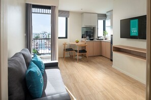 One-Bedroom Suite | Oleskelualue | 32–tuumainen LCD-televisio, jossa satelliittikanavat