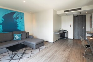 Sviitti | Oleskelualue | 32–tuumainen LCD-televisio, jossa satelliittikanavat