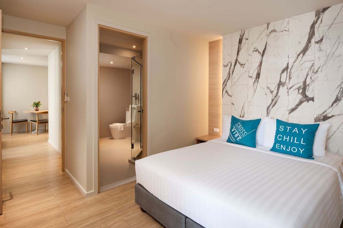 2 bedrooms, premium bedding, in-room safe, desk