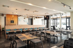 Breakfast, lunch, dinner served; local and international cuisine