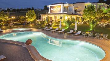 Piscine extérieure, parasols de plage, chaises longues