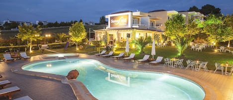 Piscine extérieure, parasols de plage, chaises longues