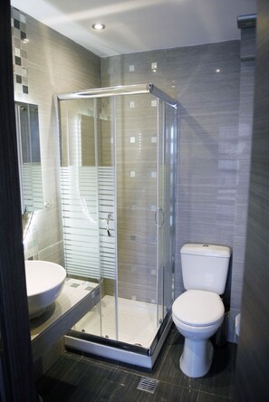 Standard Room | Bathroom | Shower, hair dryer, towels
