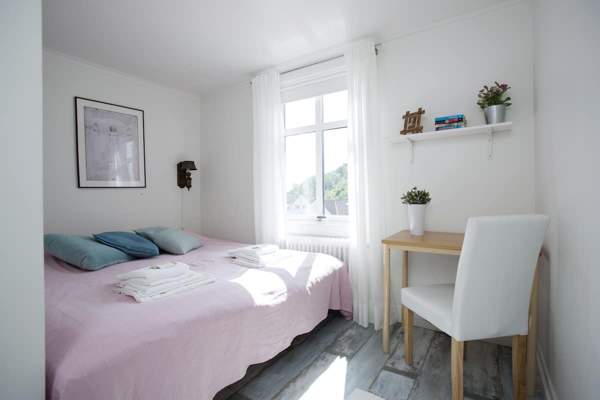 1 habitación, cortinas blackout, wifi gratis y ropa de cama