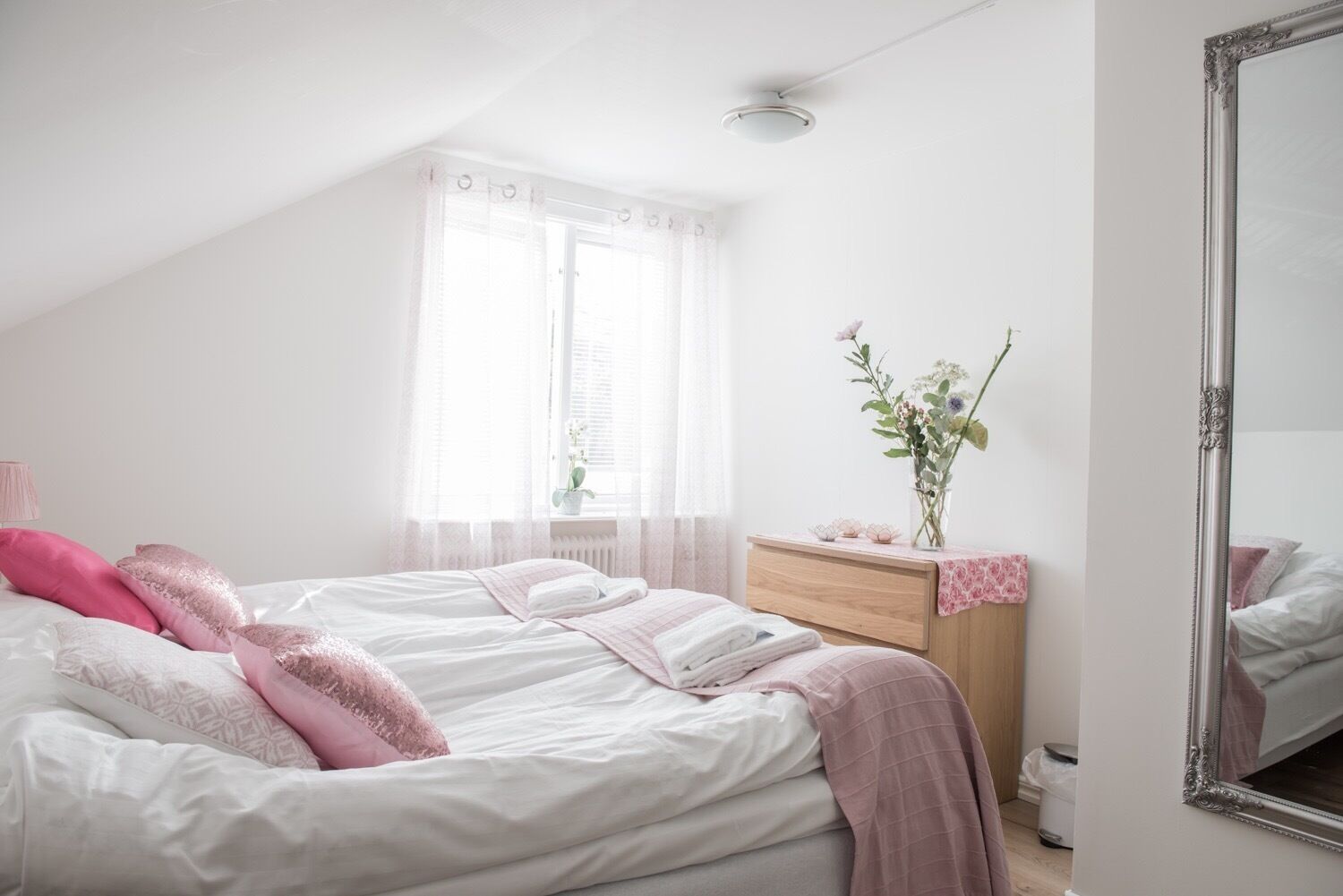 Blackout drapes, free WiFi, bed sheets