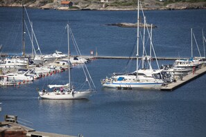 A marina with multiple sailboats docked at the pier. - Villa Evalotta Logi i Fjällbacka (Fjallbacka)