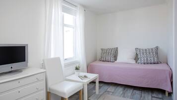 Basic Twin Room, Shared Bathroom, Sea View (8) | 1 bedroom, blackout drapes, free WiFi, bed sheets