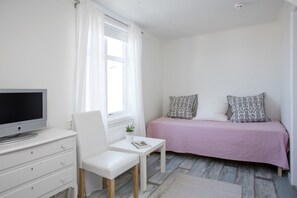 Basic Twin Room, Shared Bathroom, Sea View (8) - Villa Evalotta Logi i Fjällbacka (Fjallbacka)