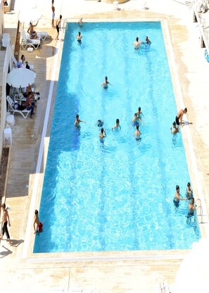 3 piscinas al aire libre, sombrillas, sillones reclinables de piscina