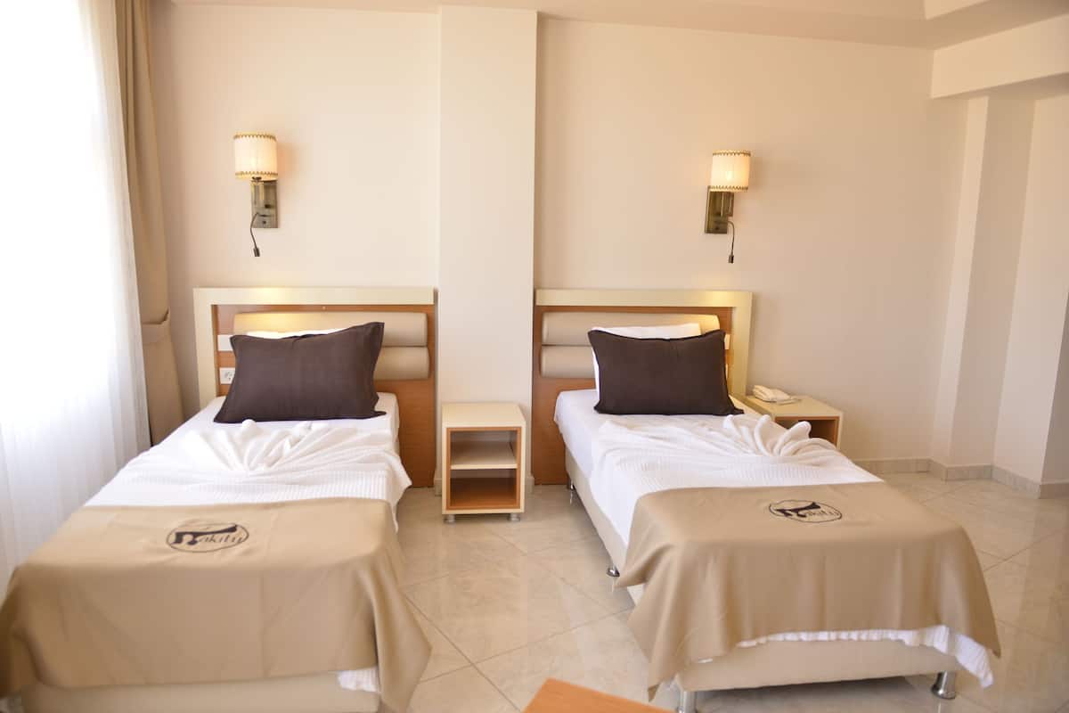 Kamer, 1 twee- of 2 eenpersoonsbedden | Een kluis op de kamer, een bureau, gratis babybedden, gratis wifi