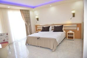 Caixa forta a l'habitació, escriptori i bressols gratuïts