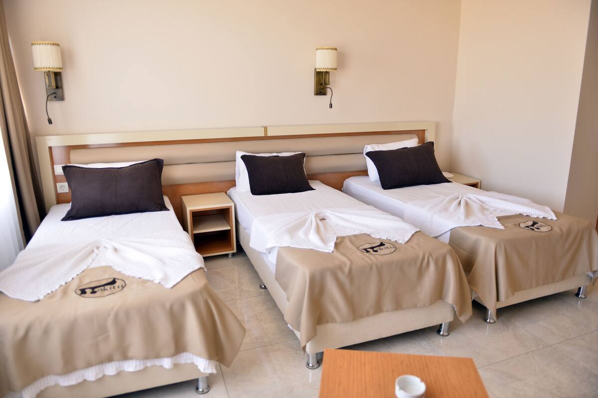 Dreibettzimmer | Zimmersafe, Schreibtisch, kostenlose Babybetten, kostenloses WLAN