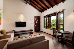 Suite – deluxe, 1 soverom, hageutsikt | 1 soverom, safe på rommet, skrivebord og skrivebord for bærbar PC