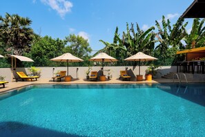 Outdoor pool, pool umbrellas, sun loungers