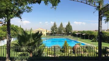 Hồ bơi ngoài trời, mở cửa từ 12:00 đến 21:00, dù/ô trên bãi biển/hồ bơi