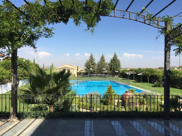 Outdoor pool, open noon to 9 PM, pool umbrellas - Hotel Atalayas EXTREMADURA (Zafra)