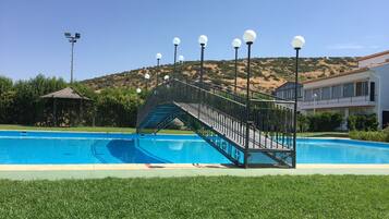 Una piscina al aire libre (de 12:00 a 21:00), sombrillas