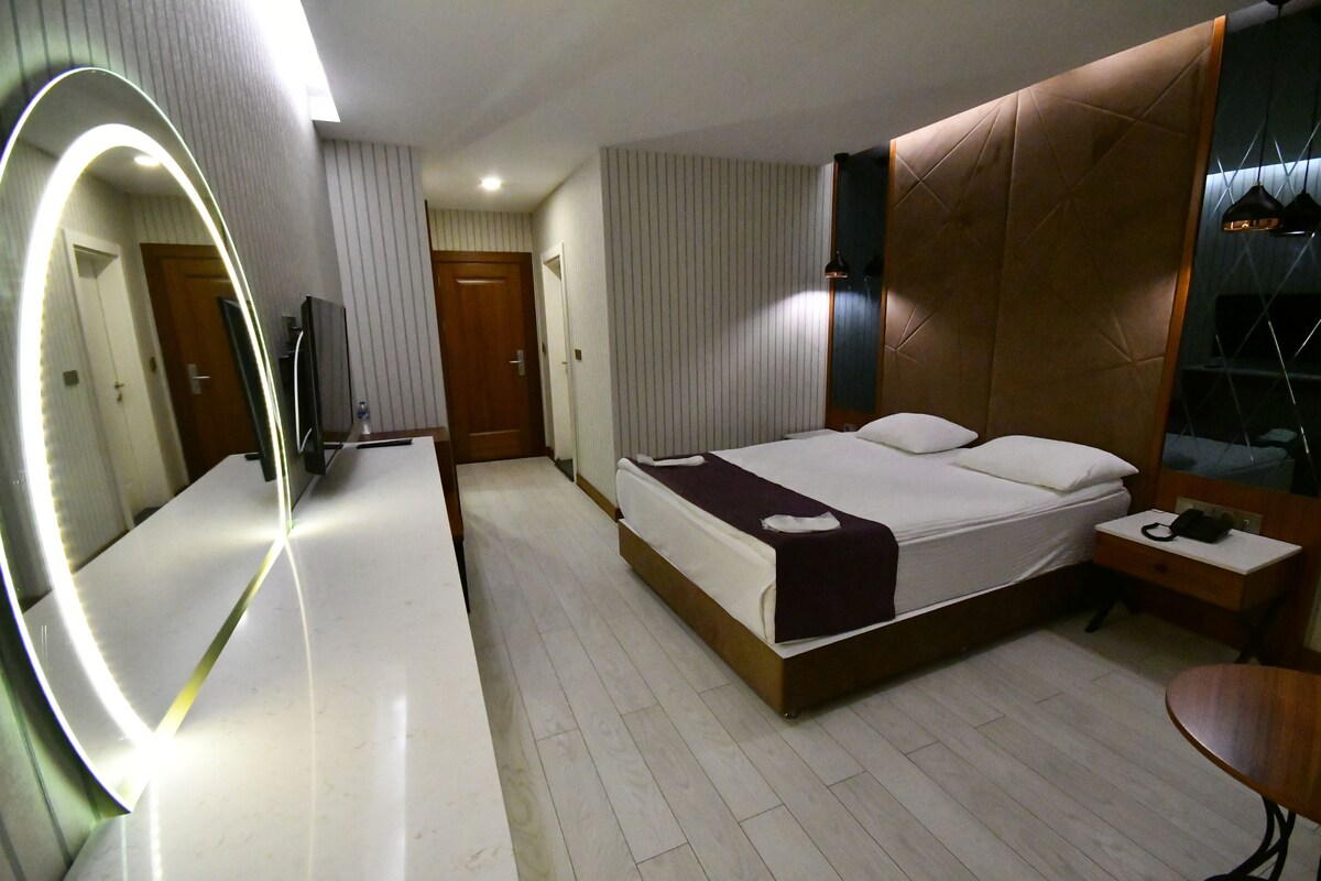 Deluxe Room | Minibar, in-room safe, WiFi (free), individually decorated