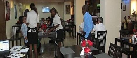 Se sirven desayunos, almuerzos y cenas; cocina internacional