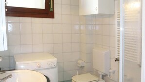 Apartment, 2 Bedrooms | Bathroom | Shower, bidet - Hemingway (Lignano Sabbiadoro)