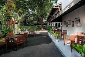 Outdoor dining - The Thinnai Hotel (Jaffna)