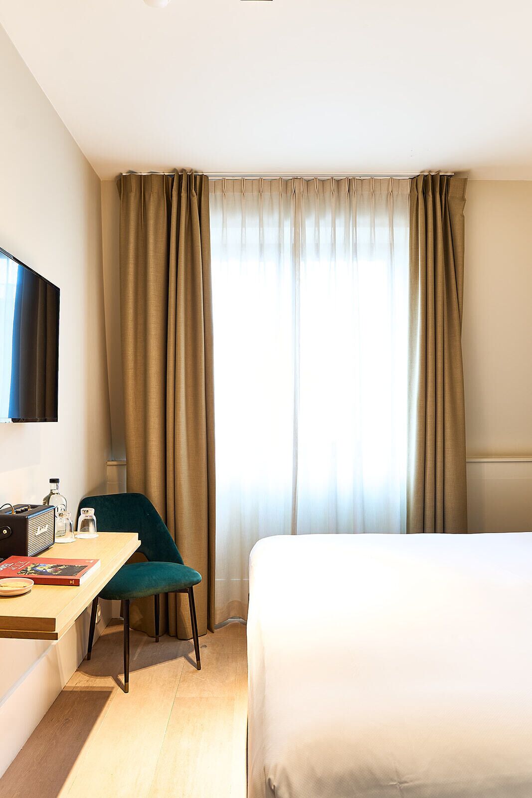 Minibar, safe på rommet, skrivebord og skrivebord for bærbar PC