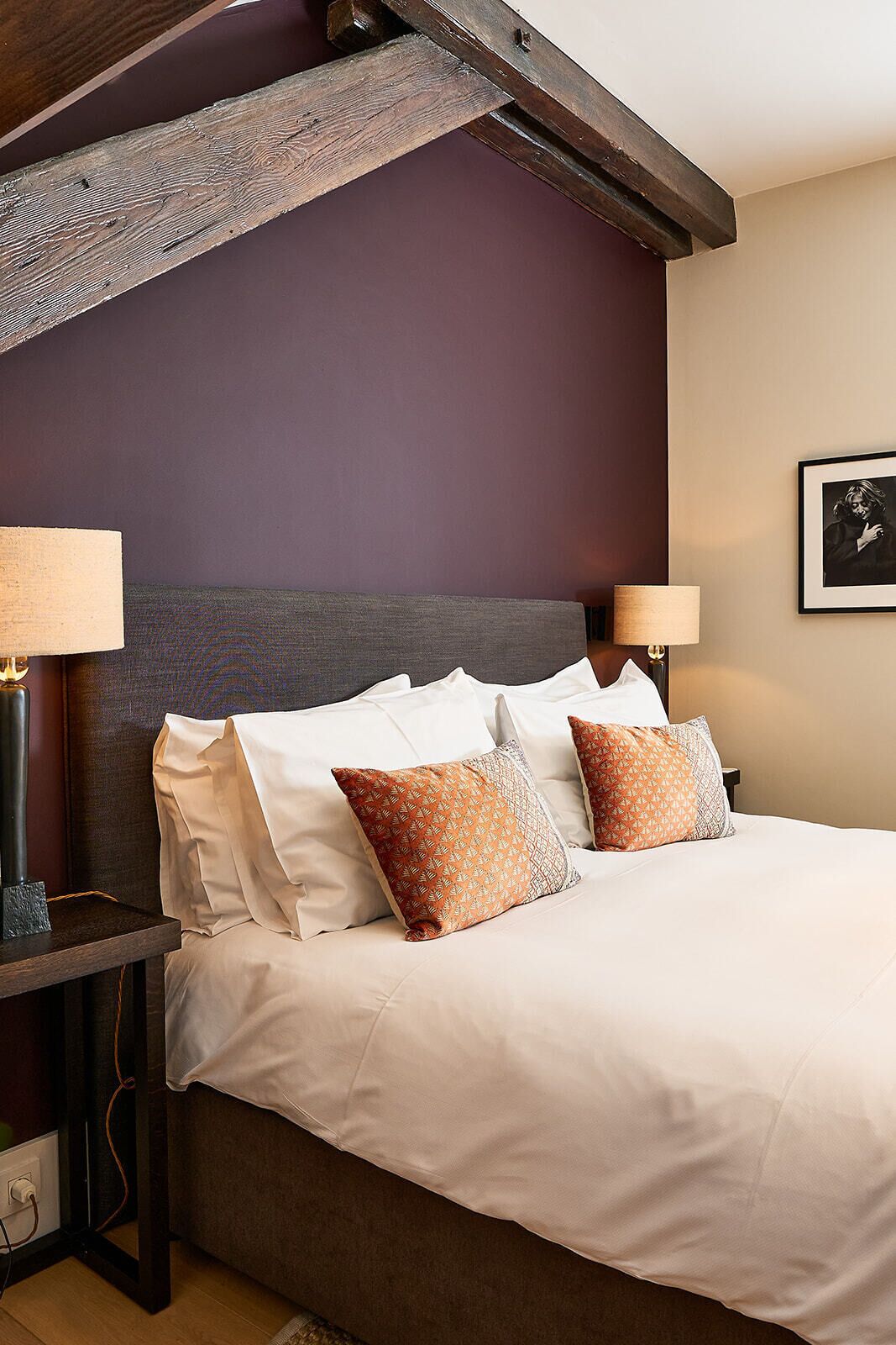 Rom – deluxe | Minibar, safe på rommet, skrivebord og skrivebord for bærbar PC